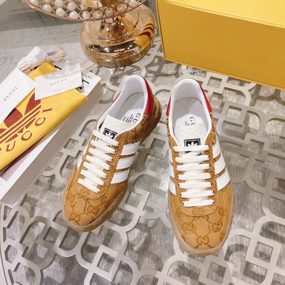 👟👟Ex-factory price 480👟👟 Women's shoe factory Gucci&adidas joint limited edition couple's sneakers. A super nice joint casual sneaker with rich and bold colors! It showed everyone a completely different charm from the past! Combining retro style and youthful sports style to create a new aesthetic! Vitality yet stylish at the same time! ! Upper - made of cowhide, cowhide, cloth. Lining - sheepskin lining for feet. Sole - original open-molded beef tendon non-slip and wear-resistant outsole. Size: 35-44 (couple style)